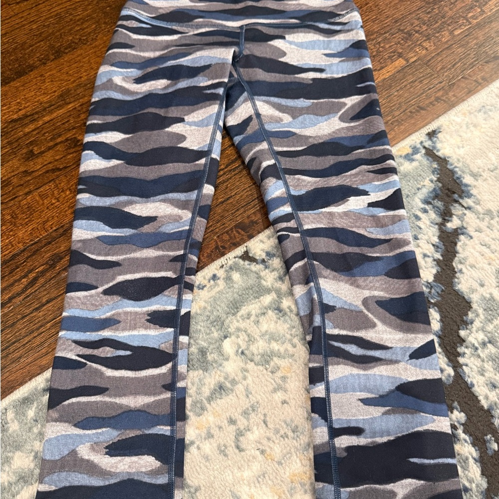 Lululemon wunder under crop III mini coast camo deep navy size 4 EUC